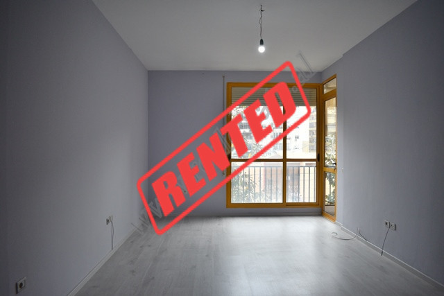 Ambient zyre me qira tek Komuna e Parisit ne Tirane